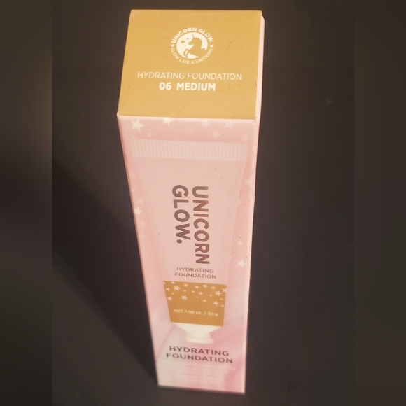 **3PACK** Unicorn Glow Hydrating Foundation- #06 Medium - Picture 1 of 3